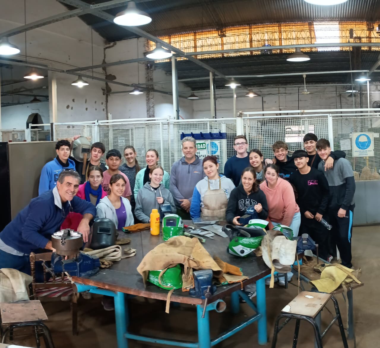 Aprender de los que saben: Jornada especial de soldadura TIG en el taller de la EETP Nº 343